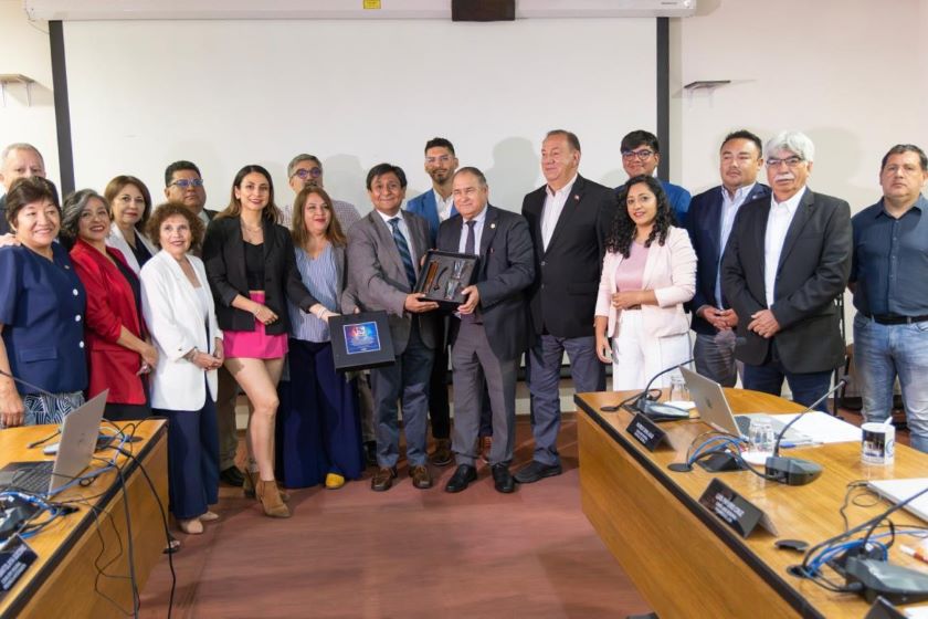 Pleno rinde homenaje al alcalde de Mejillones por su aporte a la integración