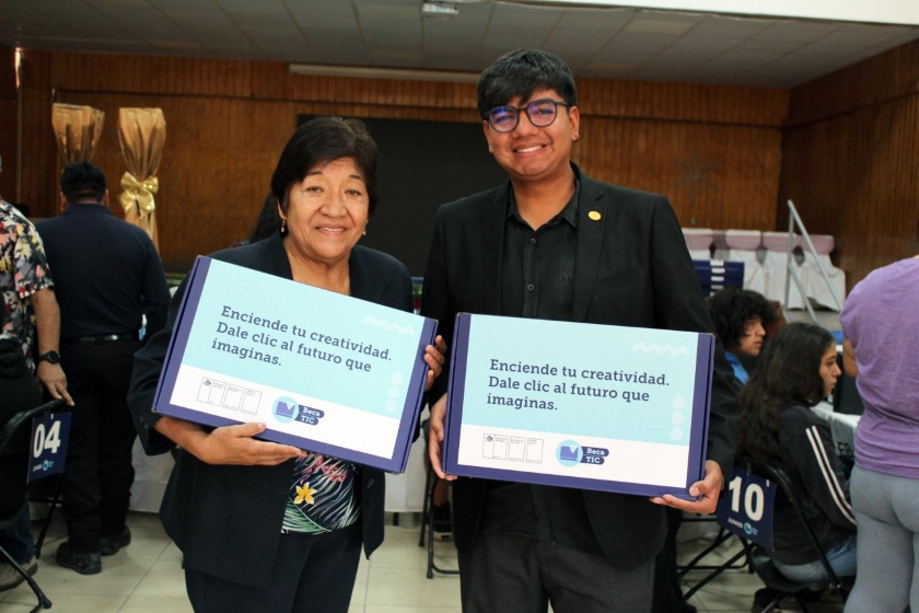 Escolares calameños recibieron computador personal para potenciar su proceso formativo